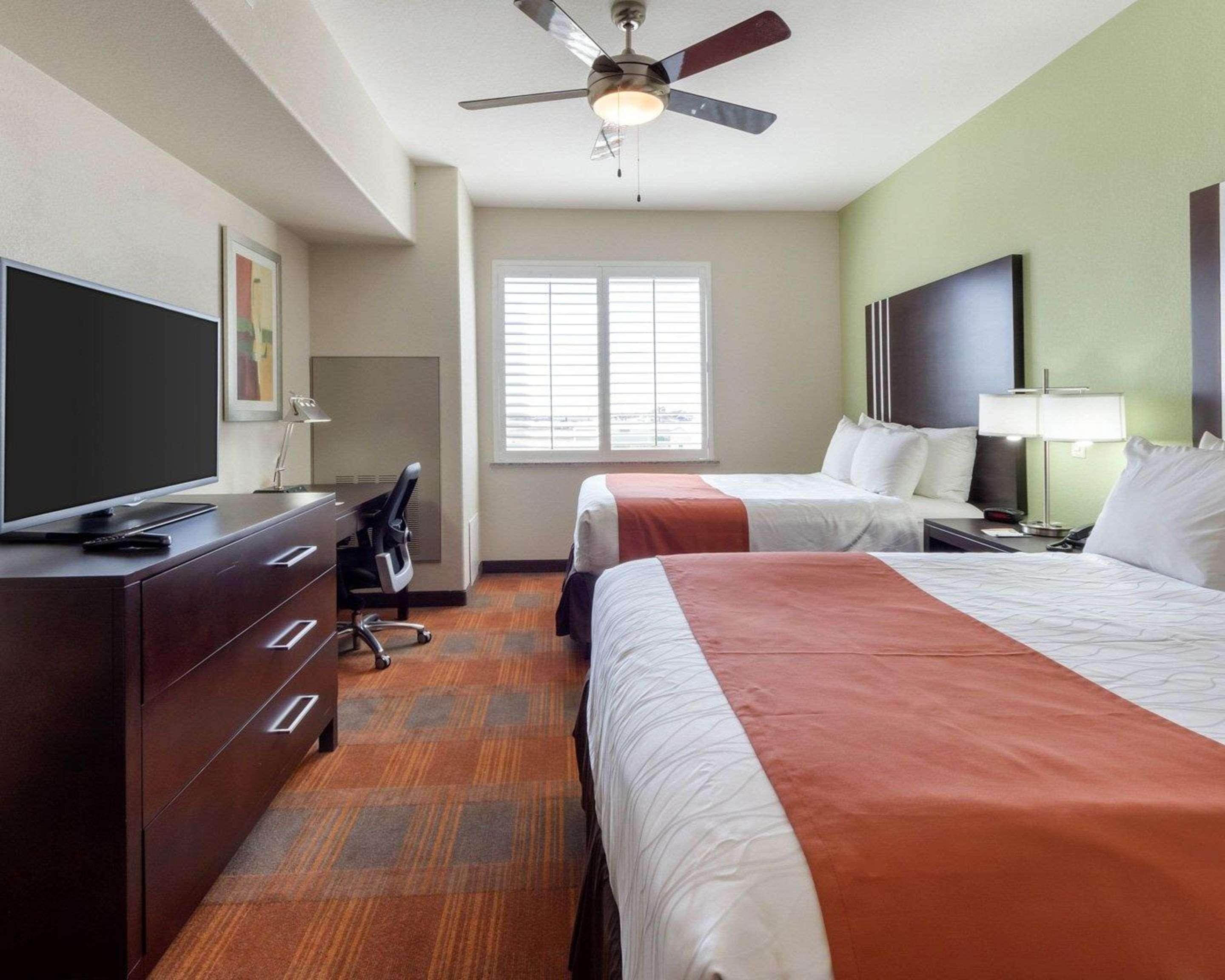 Quality Inn & Suites Victoria East Экстерьер фото