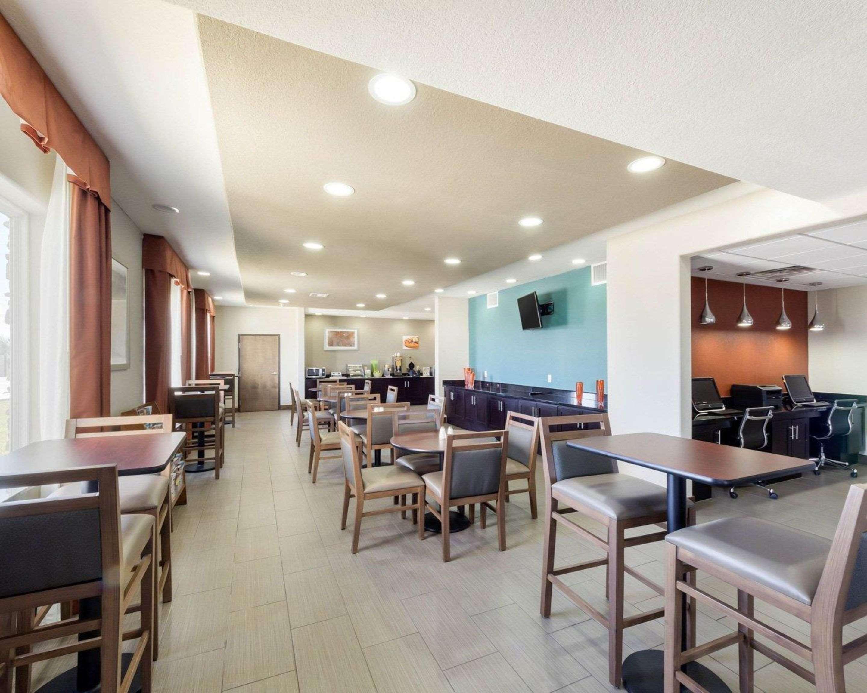 Quality Inn & Suites Victoria East Экстерьер фото