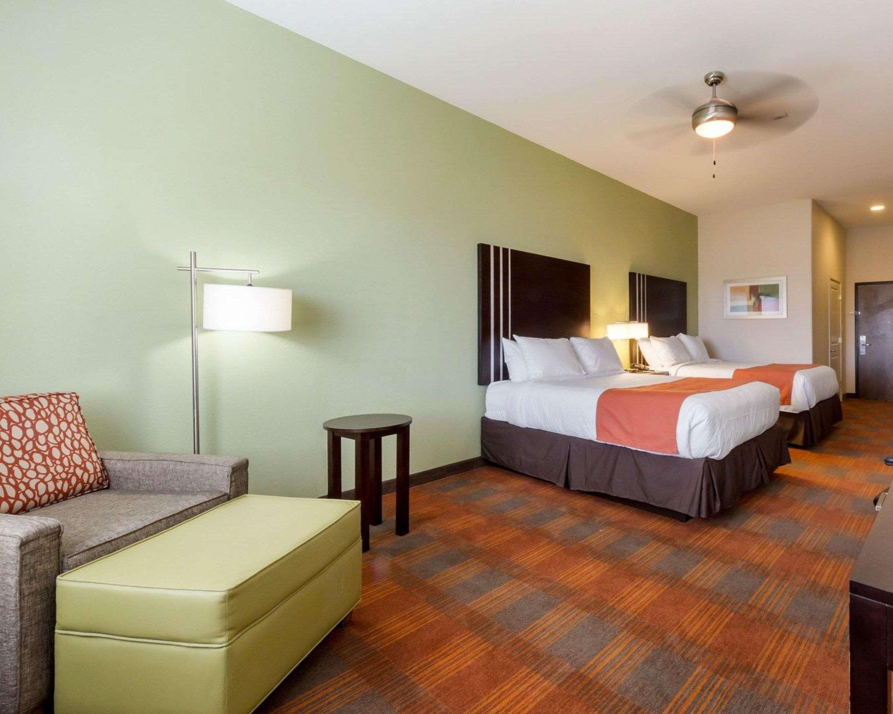 Quality Inn & Suites Victoria East Экстерьер фото