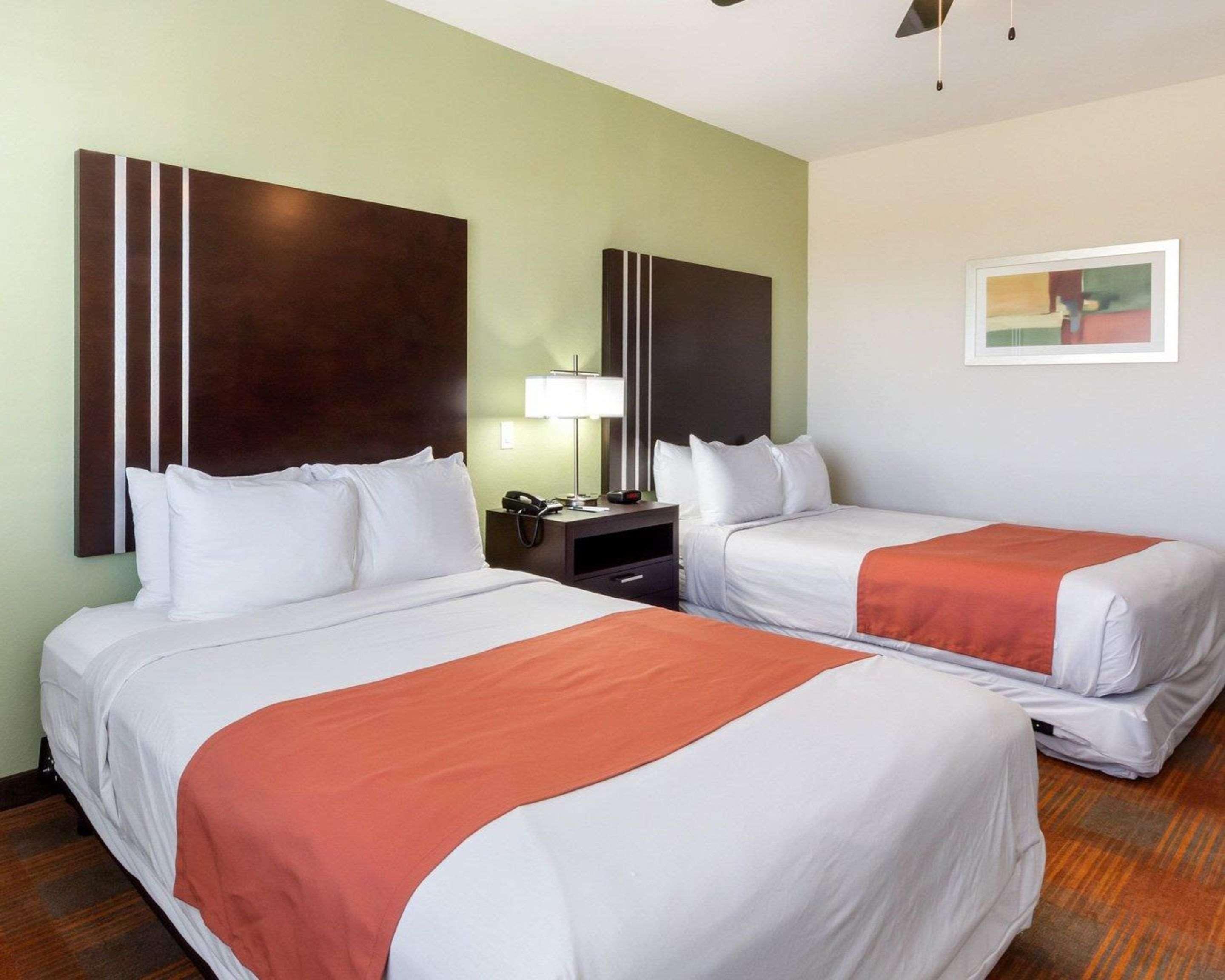 Quality Inn & Suites Victoria East Экстерьер фото