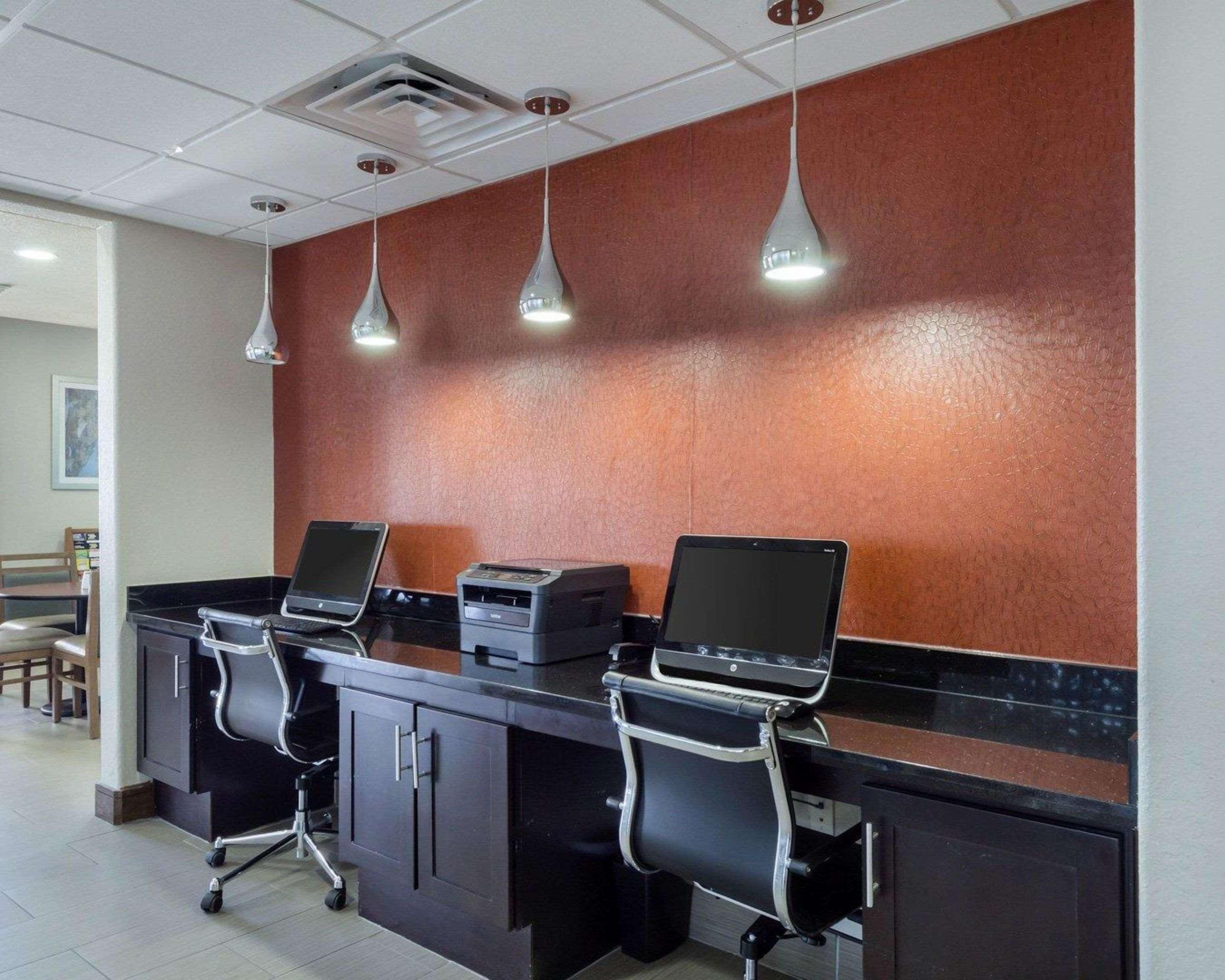Quality Inn & Suites Victoria East Экстерьер фото