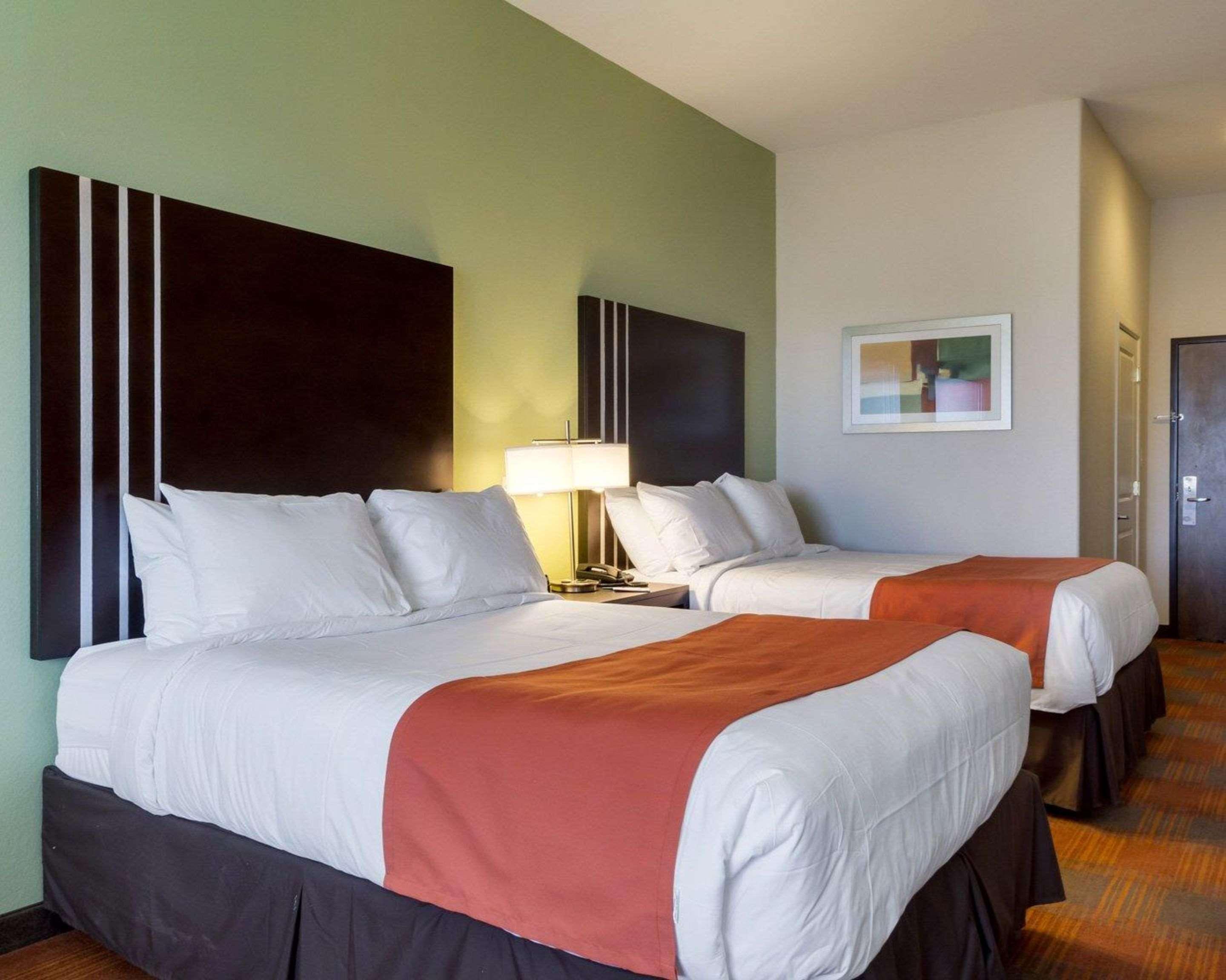 Quality Inn & Suites Victoria East Экстерьер фото