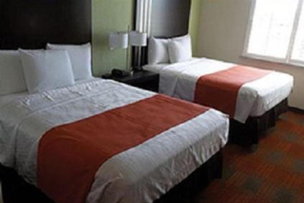 Quality Inn & Suites Victoria East Экстерьер фото
