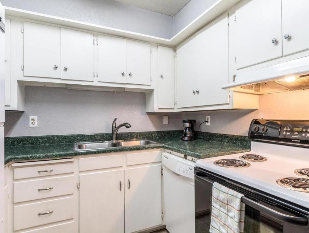 Quality Inn & Suites Victoria East Экстерьер фото